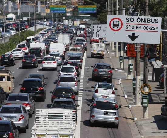 Veículos invadem faixa exclusiva da Avenida Rubem Berta, no Corredor Norte-Sul, na zona sul da capital paulista. Multa passa de R$ 53,20 para R$ 191,54