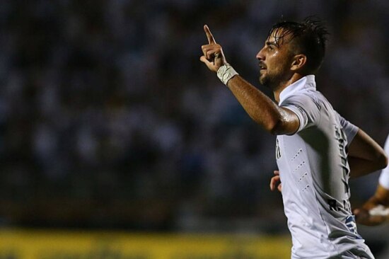 Substituto de Lucas Lima, Rafael Longuine marca o único gol da vitória do Santos sobre o Água Santa no Pacaembu