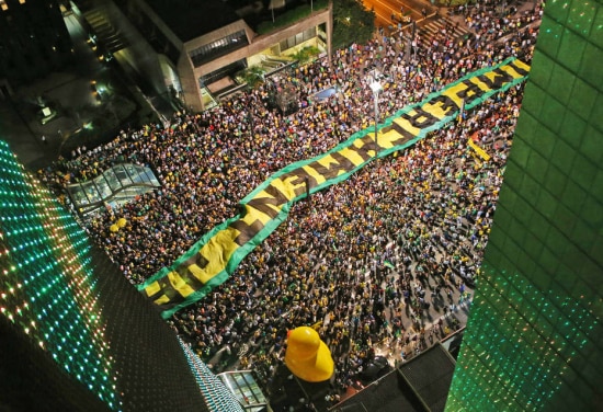 Manifestação em frente à sede da Fiesp, na Avenida Paulista, contra a nomeação de Lula como ministro da Casa Civil 
