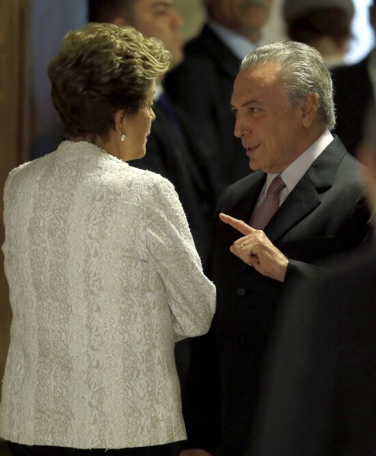 A presidente Dilma Rousseff conversa reservadamente com o vice presidente, Michel Temer, no corredor que da acesso ao salao Leste, momentos antes do inicio da cerimonia de anuncio da reforma ministerial, no Palácio do Planalto