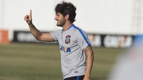 Dirigente corintiano admite surpresa com postura de Pato