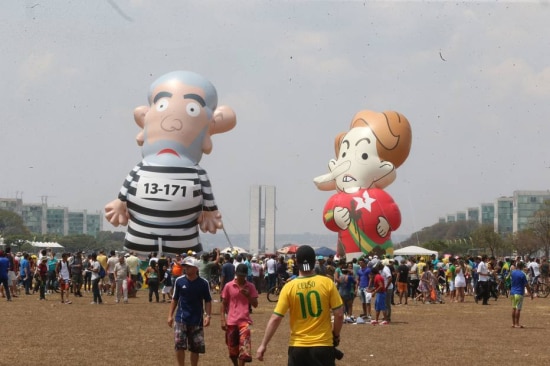 Bonecos do ex-presidente Lula e de Dilma Rousseff foram destaque em manifestação em Brasília