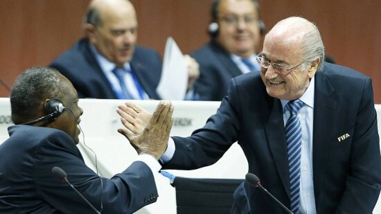 Issa Hayatou assume a presidência interina da Fifa no lugar de Joseph Blatter