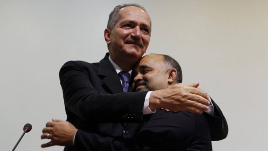 Aldo Rebelo, ex-ministro do Esporte, abraça George Hilton, novo titular da pasta, em evento de transmissão do cargo