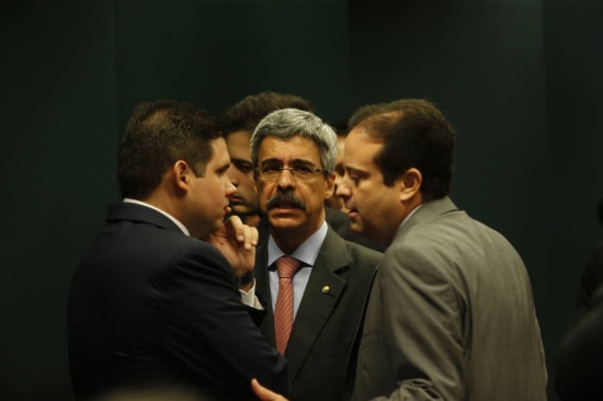 Os deputados Hugo Mota (PMDB-PB), presidente da CPI e Luiz Sérgio, relator (PT PE) conversam com deputado Andre Moura (PSC - SE ) durante reunião para instalação da CPI da Petrobrás