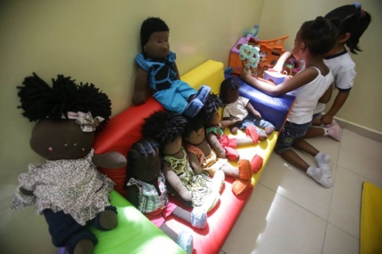 Bonecas servem para o combate ao racismo em escola na zona norte