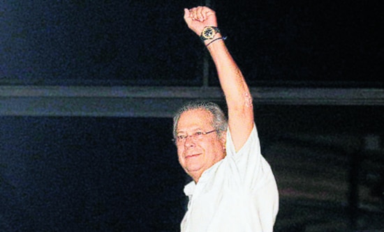 Mensalão.&nbsp;José Dirceu faz gesto com punho cerrado ao se apresentar à sede da Polícia Federal, no bairro da Lapa, em São Paulo, em 2013. Em nota, afirmou que fora condenado pelo mensalão ‘sem provas’.