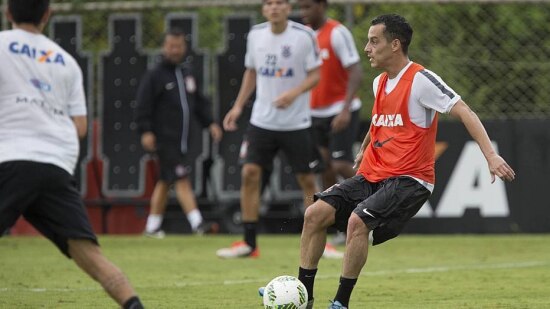 Rodriguinho ganha espaço no meio de campo do Corinthians