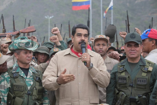 Líder chavista discursa durante exercício militar