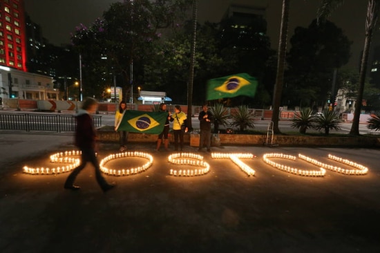 Nesta terça-feira, 16, manifestantes do 'Vem Pra Rua' pediram&nbsp;a reprovação das contas de Dilma em 2014,&nbsp;em protesto em frente ao prédio do TCU em São Paulo