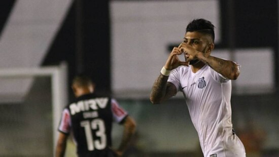 Gabriel comemora um de seus dois gols na Vila Belmiro