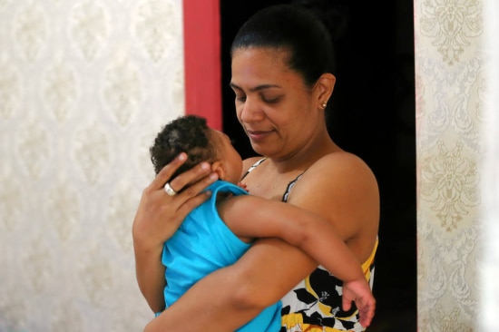 A ONG Visão Mundial garantiu o atendimento de Kauan, de 1 ano e 8 meses, na foto com a avó, Maria da Conceição Oliveira da Silva