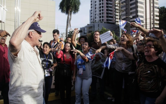 Homem grita slogans contra o governo cubano do lado de fora da Cúpula das Américas. Cerca de 100 partidários dissidentes do governo de Cuba participaram de um fórum da sociedade civil no início da Cúpula das Américas, no Panamá.