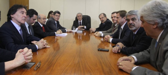Michel Temer (centro) em reunião com Joaquim Levy, Aloizio Mercadante e líderes da base no Congresso