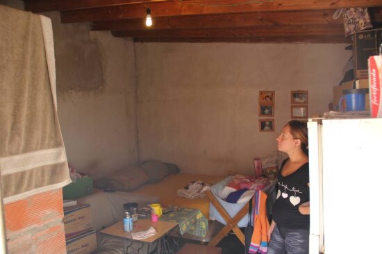 Paula Cecilia López, argentina mãe de siamesas, moradora do bairro de&nbsp;Moreno, é parte dos 28,5% de pobres do país.