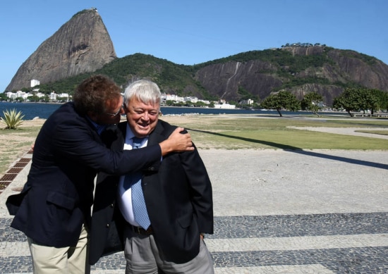 Valcke beija o rosto de Teixeira numa cerimônia, em 2010, no Rio, sobre o Mundial de 2014
