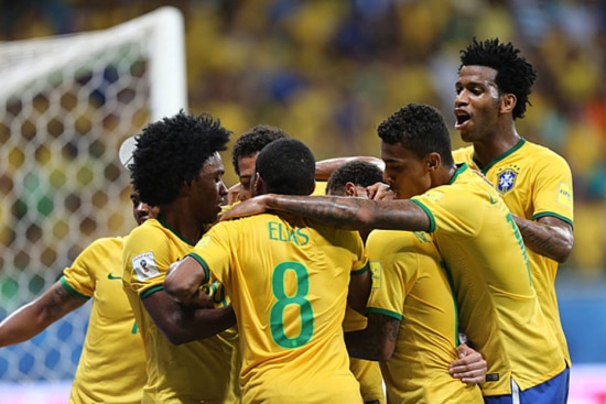 Jogadores da  seleção brasileira comemoram gol na vitória por 2 a 0 sobre o Peru na Arena Fonte Nova em Salvador 