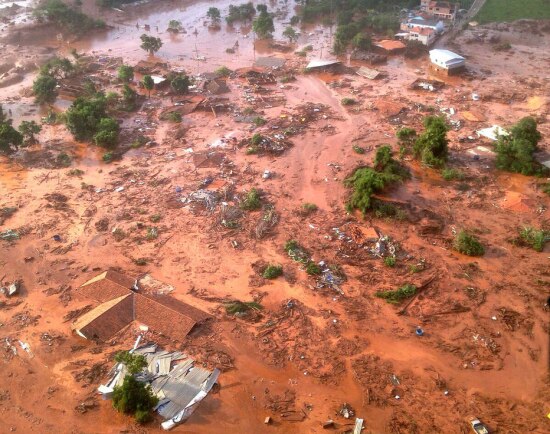Enxurrada de lama causou destruição em distrito de Mariana 
