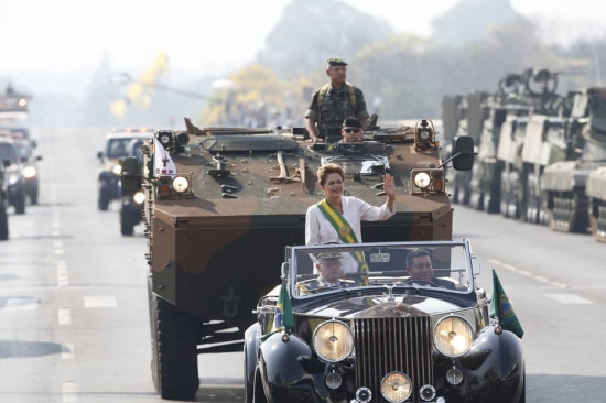A presidente Dilma Rousseff participa em carro aberto, o Rolls-Royce presidencial, do Desfile Cívico em comemoração ao Dia da Independência, na Esplanada dos Ministérios, em Brasília