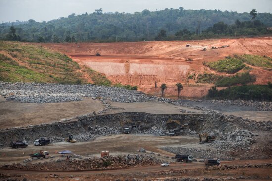 A punição deixou de existir porque o banco concordou em alterar as datas de execução de obras da usina, que está em construção no Rio Xingu, no Pará. 