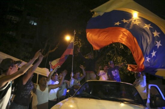 Eleitores da Mesa da Unidade Democrática (MUD), que faz oposição ao chavismo na Venezuela, comemoram resultados das urnas