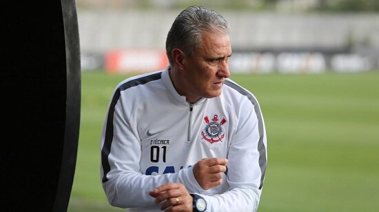 Laterais deixam o treino mais cedo, mas não preocupam Tite