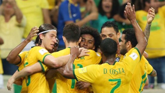 Jogadores da seleção brasileira fizeram enorme festa nos dois gols de Willian e no de Ricardo Oliveira