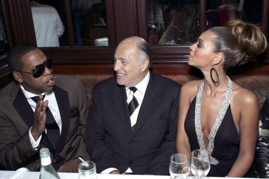 Jay-Z, Doug Morris e Beyonce Knowles, em 2006. Foto: Dale Wilcox/WireImage Jay-Z, Doug Morris e Beyonce Knowles, em 2006. Foto: Dale Wilcox/WireImage