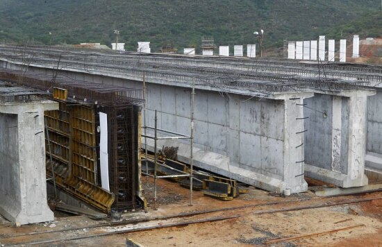 Obras da Ferrovia de Integração Oeste-Leste, em Jequié, Bahia; com demissões, atrasos serão ainda maiores