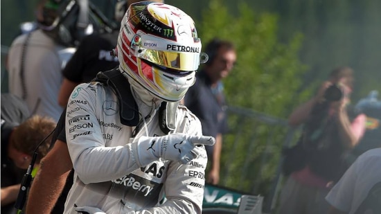 Hamilton comemora mais uma pole na temporada