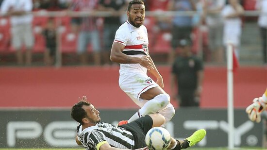 Na espera por Alvaro Pereira, Palmeiras busca novo lateral