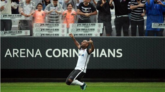 Vagner Love comemora seu 14º gol no Campeonato Brasileiro