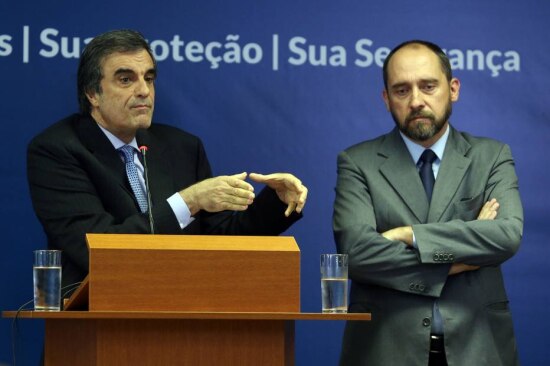 Ministros José Eduardo Cardozo e&nbsp;Luís Inácio Adams dão entrevista em Brasília
