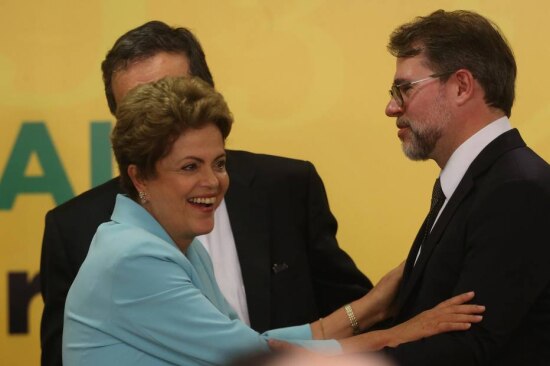 A presidente&nbsp;Dilma Rousseff com o presidente do TSE Dias Toffoli e o ministro da Justiça José Eduardo Cardozo na cerimônia de assinatura da mensagem que encaminha o Projeto de Lei que institui o Registro Civil Nacional