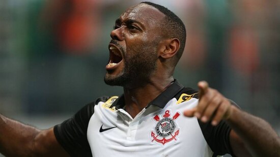Love comemora um de seus dois gols contra o Palmeiras no Allianz Parque