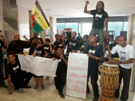 Grupo de estudantes do movimento Educafro invadiu nesta segunda-feira, 9, a sede do Ministério da Fazenda em Brasília, exigindo audiência com o ministro Joaquim Levy. Eles protestam contra o contingenciamento de verbas do Ministério da Educação