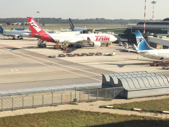 Avião da TAM no Aeroporto de Malpensa, em Milão, que fará voo da extradição de Henrique Pizzolato
