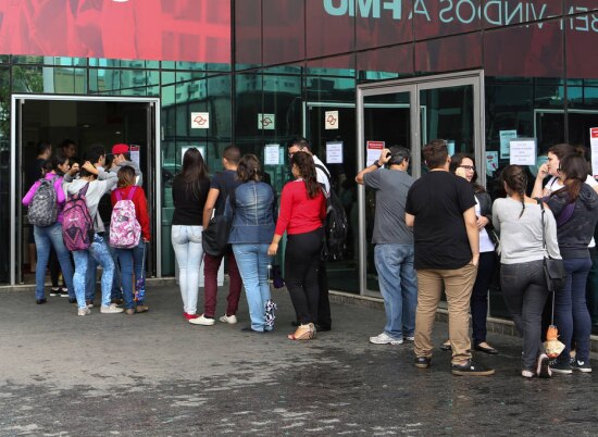 Alunos formaram filas para tentar renovar matrículas nas faculdades depois que o governo anunciou mudanças para diminuir os gatos públicos com o programa