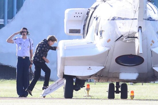 Dilma embarca em helicóptero no gramado do Palácio da Alvorada