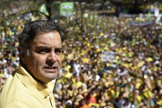 Senador Aécio Neves chega à Praça da Liberdade, em Belo Horizonte, para pronunciamento em protesto contra o Governo Federal