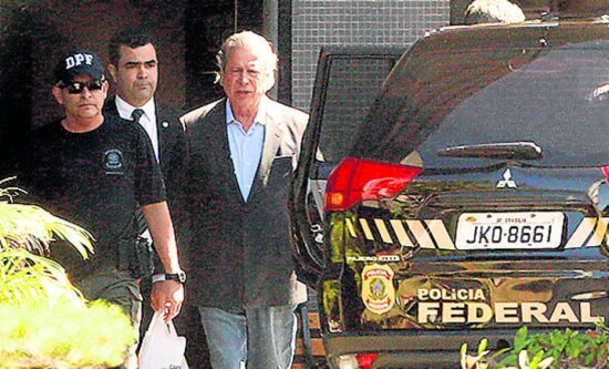 Lava Jato.&nbsp;Ex-ministro deixa na segunda-feira passada a Polícia Federal em Brasília antes de embarcar para Curitiba, onde permanece preso por suspeita de participar de esquema de desvios na Petrobrás.