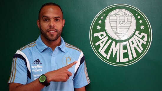 Mattos diz que contratar 22 jogadores foi um erro necessário