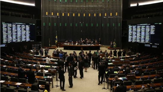 Câmara dos Deputados é cenário de discussão sobre futuro da presidente Dilma