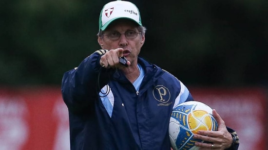 Oswaldo treina jogadas ensaiadas antes de definir o Palmeiras