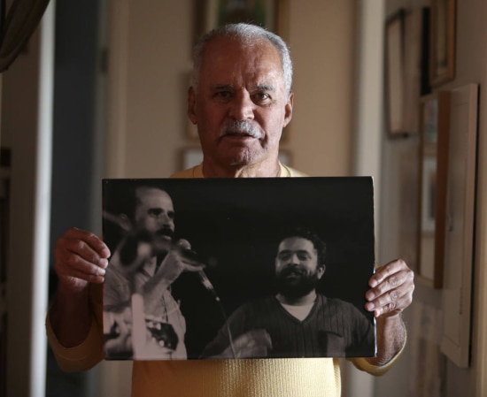 Laços de luta. Djalma Bom mostra foto em que está ao lado de Lula, ao conceder entrevista em sua casa, em São Paulo