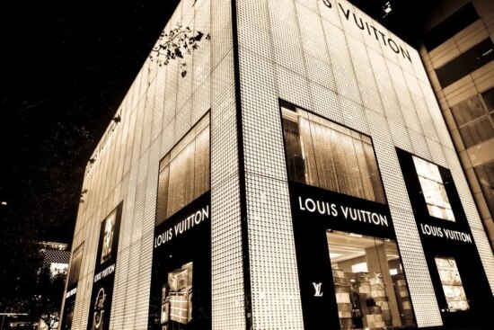 Fachada da grife Louis Vuitton em Shanghai, na China. Clientes chineses já não compram produtos da marca com a mesma frequência 
