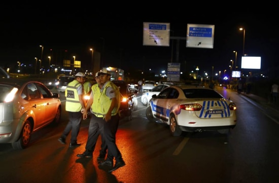 Polcia prepara cordo de isolamento em torno do Aeroporto Kemal Ataturk, palco de atentado em 28 de junho 