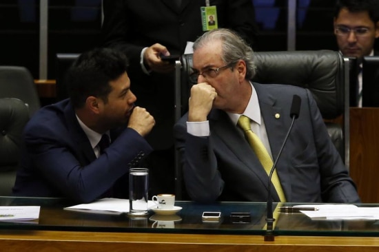 Líder do PMDB, deputado Leonardo Picciani (RJ) conversa com o presidente da Câmara, Eduardo Cunha (PMDB-RJ), durante sessão