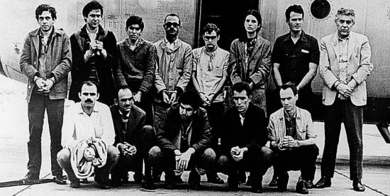 Revolucionário.&nbsp;Cerca de 40 presos políticos foram libertados em troca do embaixador americano Charles Elbrick, sequestrado por grupos revolucionários que lutavam contra a ditadura militar, em 1969. Vários deles deixaram o Brasil depois da libertação. Dirceu, segundo em pé da esquerda para a direita na foto, viveu no México e em Cuba.