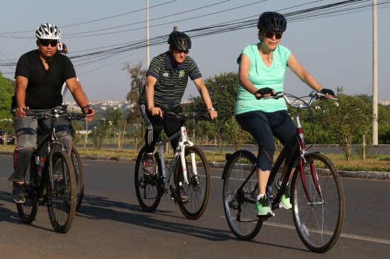 A presidente Dilma Rousseff anda de bicicleta em Brasíla